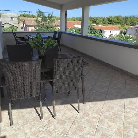 Sandra Apartment Vir