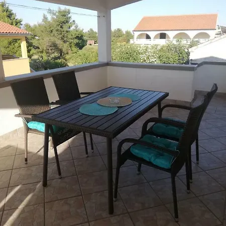 Sandra Apartment Vir